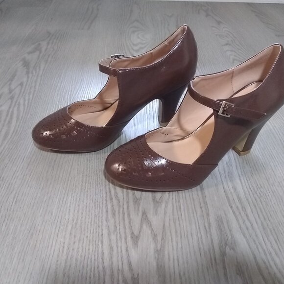 🖤 Journee Collection Elsa Buckle Pump – BROWN (Size 7, NIB) Rare & Discontinued - Picture 3 of 9